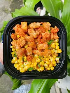 Hình ảnh bắp xào cay tóp mỡ xúch xích