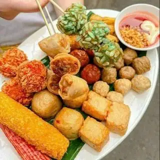 Combo 99k ( 4 xôi+2 chả giò+2 xíu mại tôm+2 ốc+2 hải sản mayo+ 1 nem chua +1 ly trà) - 99.000 ₫ tại Bếp Ăn Vặt Của Pá - Xôi Chiên &Tokbokki