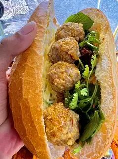 Hình ảnh Bánh mì 4 viên xíu mại