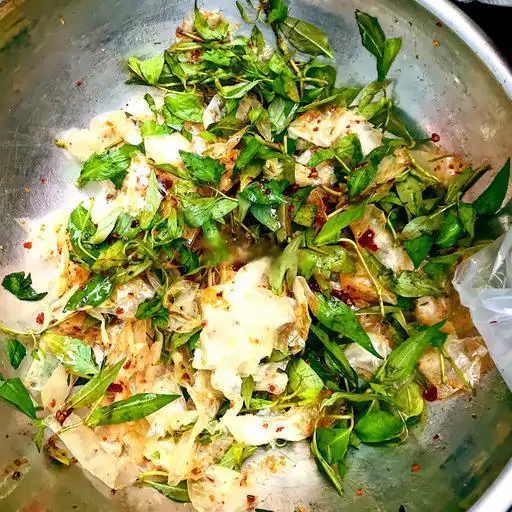 Bánh tráng trộn tỏi ớt - không trứng - 14.000 ₫ tại Bánh Tráng Tỏi Ớt Cô Giang - Chung Cư Trần Quang Diệu