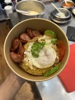 Hình ảnh Cơm chiên trứng - xúc xích