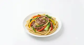 Hình ảnh Nui xào bò xúc xích trứng 