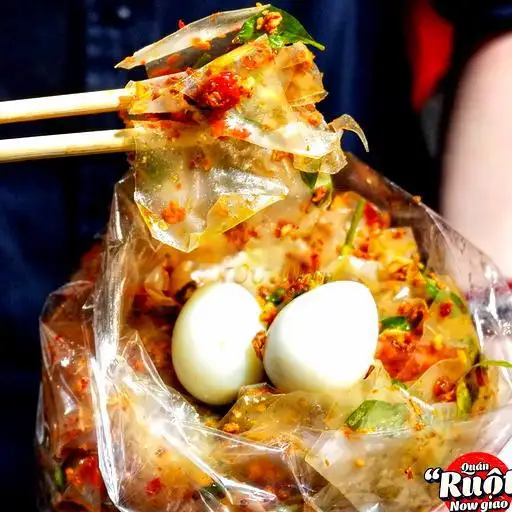 Bánh tráng trộn tỏi ớt - 2 trứng cút - 17.000 ₫ tại Bánh Tráng Tỏi Ớt Cô Giang - Chung Cư Trần Quang Diệu