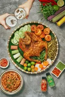 1/2 con gà quay  - hộp rau dưa nước chấm - 115.000 ₫ tại Gà Nướng & Gà Quay Tân Phát - Quốc Lộ 50