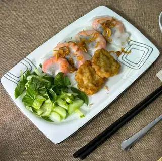 Bánh cuốn tôm + Chả mực - 88.000 ₫ tại Bánh Cuốn Nóng Hồng Thư - Lê Văn Sỹ