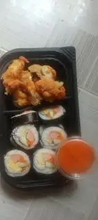 Hình ảnh combo kimbap + gà sốt cay Hàn Quốc