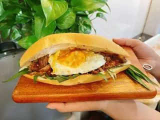 Hình ảnh Bánh mì thịt nướng - trứng ốp la