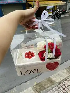 Set hoa và bánh mẫu ngẫu nhiên - 500.000 ₫ tại Kẹo Ngọt Bakery - Bánh Kem Sinh Nhật & Bánh Bông Lan Trứng Muối - Gò Dầu