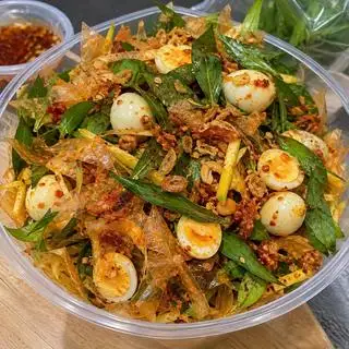 Hình ảnh Bánh tráng trộn trứng cút khô gà