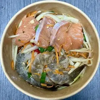Hình ảnh Gỏi đu đủ Thái ( cá hồi + tôm sống )
