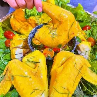 Hình ảnh 1/2 con gà hấp muối sả lá chanh 