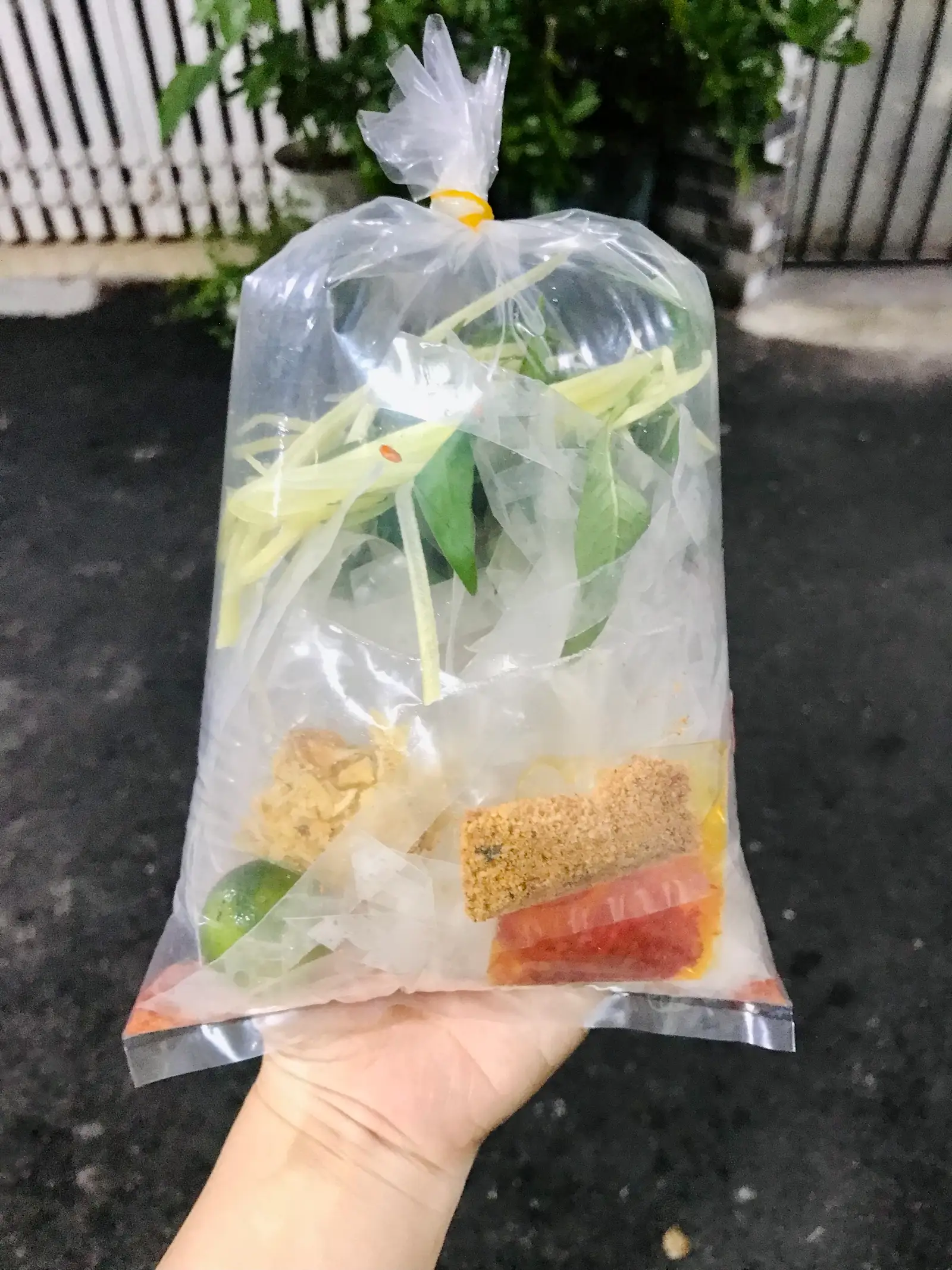 Bánh tráng sợi muối gánh - 18.000 ₫ tại Bánh Tráng Trộn Bé Nhím - Phan Đăng Lưu