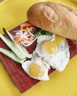 Bánh mì Pate - Ốp la 2 trứng - 32.000 ₫ tại Xôi Mặn & Bánh Mì Phú Quý - Trần Văn Đang