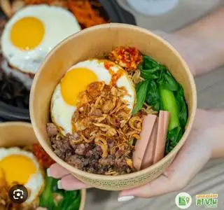 Hình ảnh Mì trộn Indomie Bò - Trứng - Xúc xích