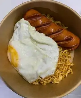 Hình ảnh Mì trộn trứng ốp la - xúc xích