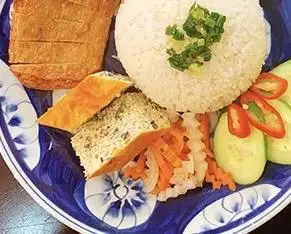 Cơm sườn chả chay kèm nước - 55.000 ₫ tại Quán Chay Mèo Nhỏ - Phạm Văn Hai
