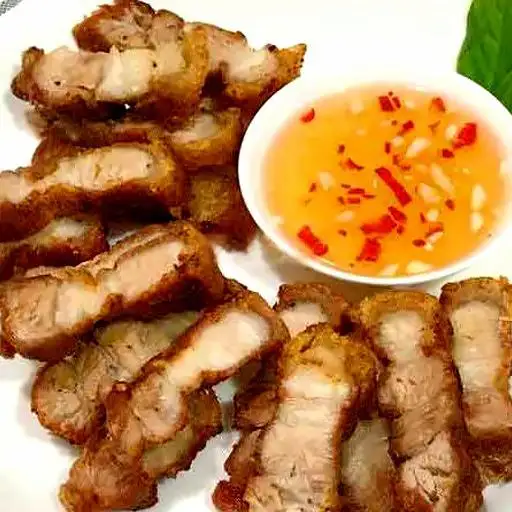 Hình ảnh Cơm trắng thịt rọi chiên tỏi