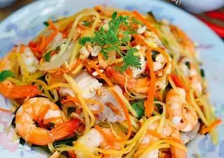 Gỏi đu đủ tôm thịt  - 30.000 ₫ tại Gỏi Cuốn & Ăn Vặt - Phan Văn Trị