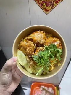 Hình ảnh Cơm Gà Gân Củ Tỏi Chiên Nước Mắm