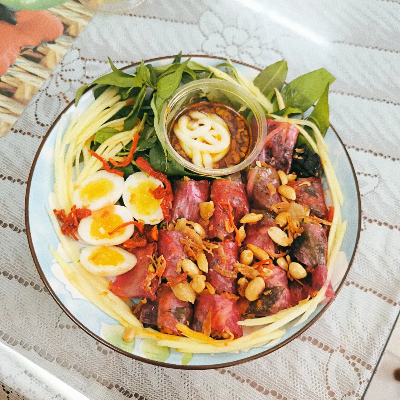 Bánh tráng CUỐN sốt chua cay trứng cút lòng đào Đặc biệt - 37.000 ₫ tại Bánh Tráng Trộn Cô Đào - Nguyễn Đình Chiểu
