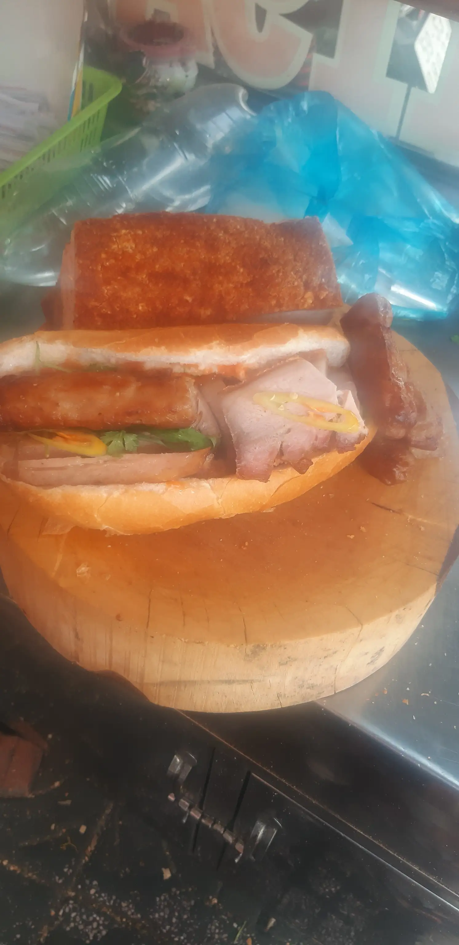 Bánh mì heo quay nem nướng - 35.000 ₫ tại Bánh Mì Heo Quay Cô Tư - Nơ Trang Long