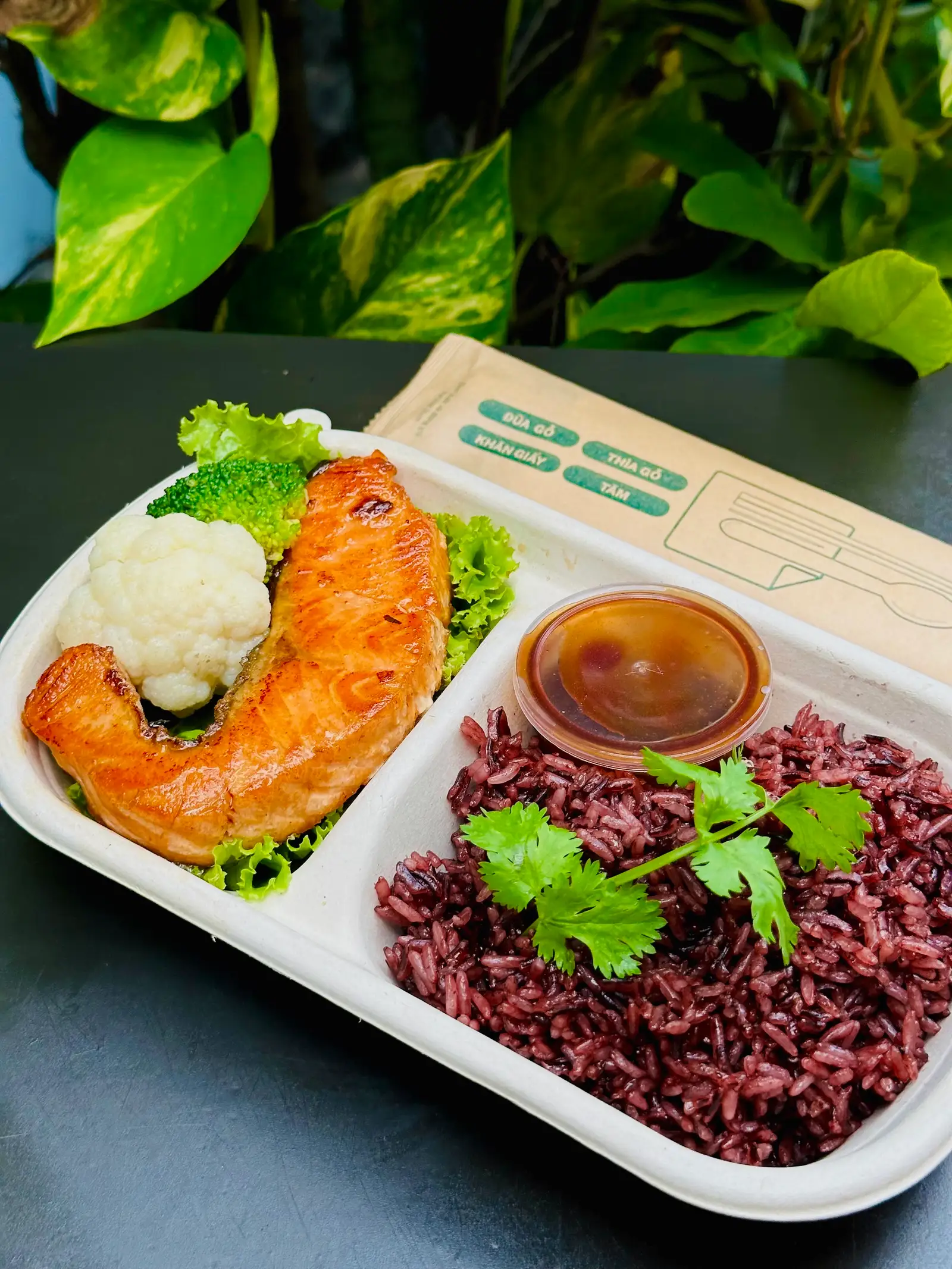 cơm nương tím và cá hồi terri yaki ( 120g ) - 98.000 ₫ tại Kitchen House - Ung Văn Khiêm