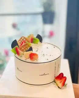 Hình ảnh bánh sinh nhật bọc thành trang trí dâu tây (bánh cho 3,4 người ăn )