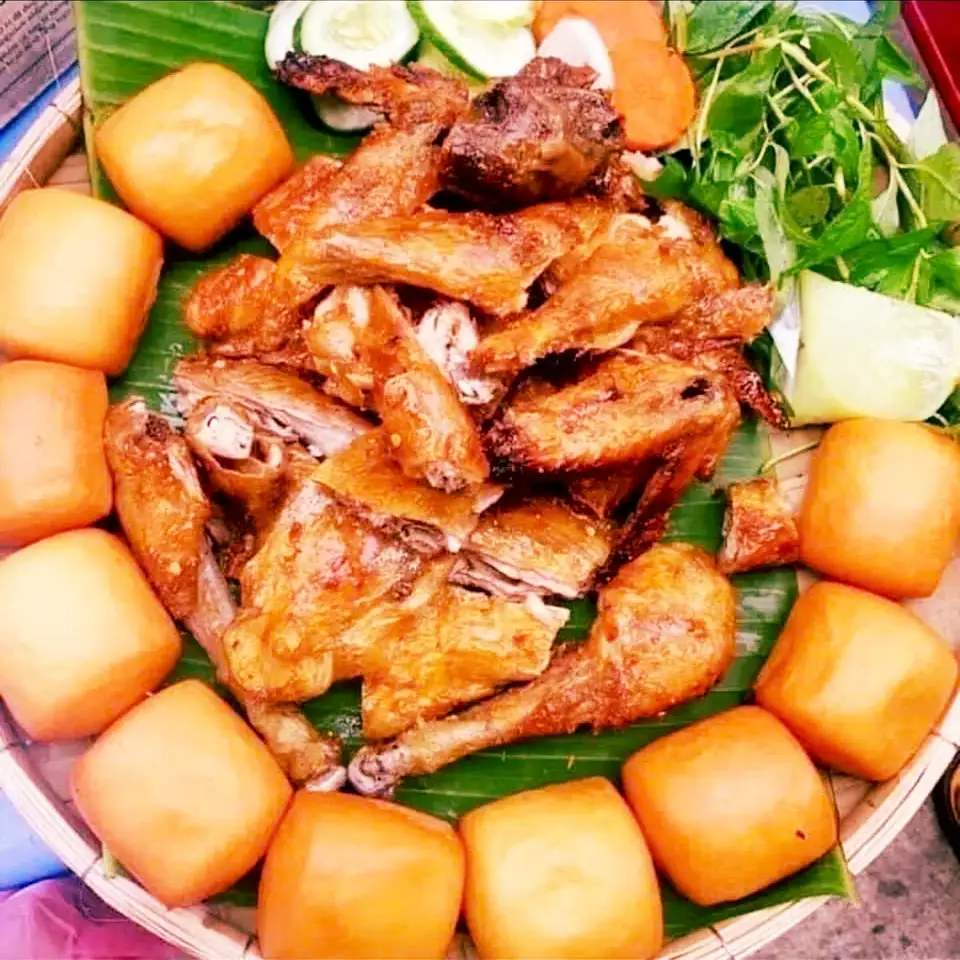 Combo gà nướng ngũ vị - 1 cơm lam - 5 bánh bao chiên kèm 5 chân gà nướng - 250.000 ₫ tại Gà Nướng Muối Ớt Bin Bo - 289 Lý Thái Tổ