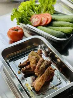 Cơm sườn chiên sả ớt - 55.000 ₫ tại Chú Lùn - Cơm Văn Phòng & Cơm Tấm - Đường Số 6