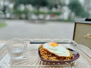Hình ảnh Mì Indomie bò cay trộn trứng + hộp đựng