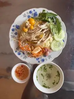 Hình ảnh Cơm gà xé + trứng non