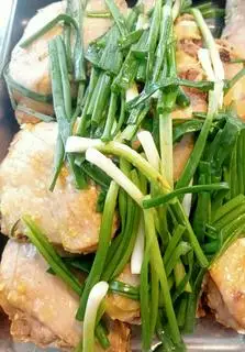 Hình ảnh Cơm gà hấp hành 