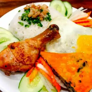 Cơm tấm gà sốt ớt Cayenne chả ốp la - 55.000 ₫ tại Cơm Tấm Quán Hên - Đường Số 7