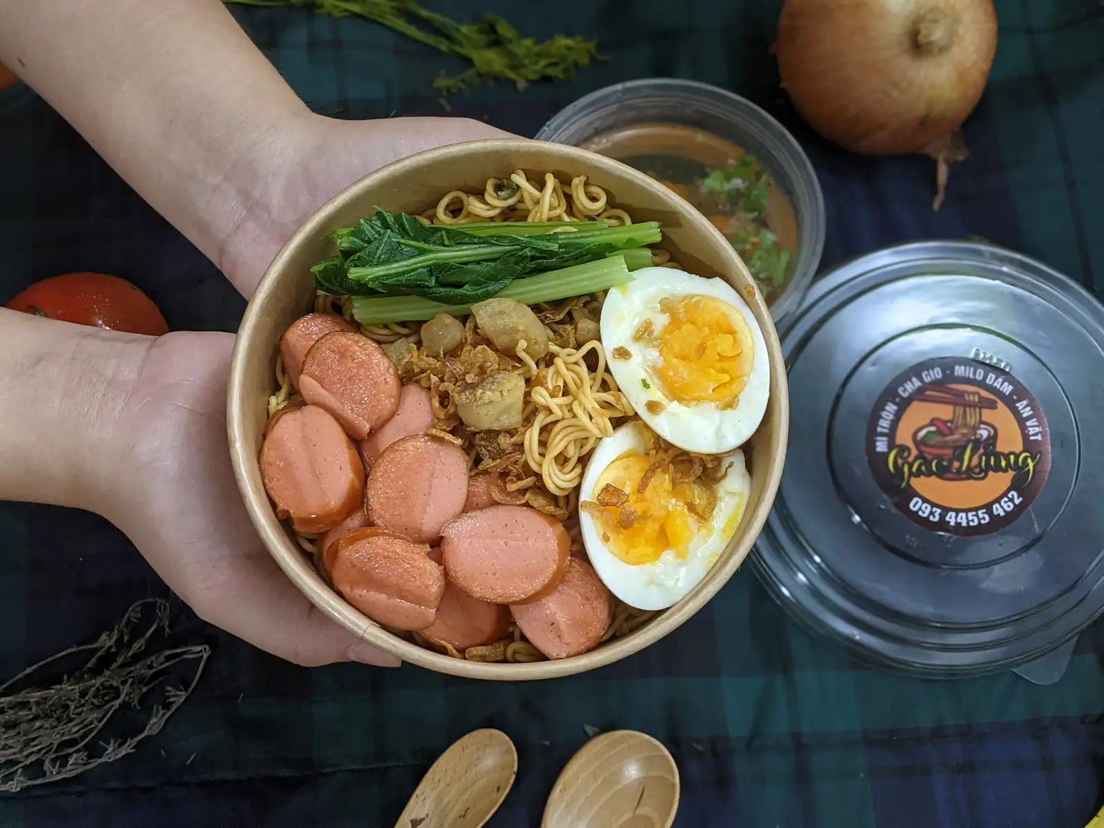 Hình ảnh MXX Mì trộn xúc xích - Trứng lòng đào GÁCLửng freetặngkèmcanh Rong biển