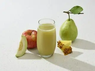 Hình ảnh Mix nước ép táo nhập khẩu và ổi giòn hảo hạng.
