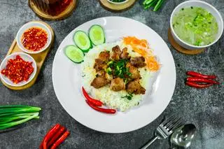 Hình ảnh CƠM THỊT XIÊN QUE