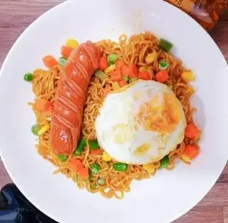 Hình ảnh Mỳ trộn trứng xúc xích
