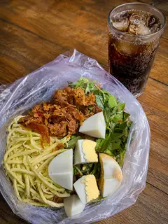 Bánh tráng trộn thập cẩm + 1 ly coca - 35.000 ₫ tại Bếp Nhà Heo - Cá Viên Chiên & Bánh Tráng Tỏi - Điện Biên Phủ