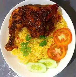 Hình ảnh cơm gà sốt tiêu đen + canh rong biển