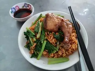 Mì trộn đùi gà sốt mắm tỏi - 58.000 ₫ tại Cơm Gà & Mì Trộn Huỳnh Như - Bùi Tư Toàn