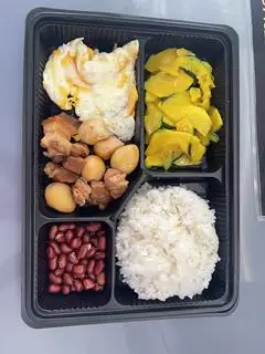 Hình ảnh cơm thịt kho tàu