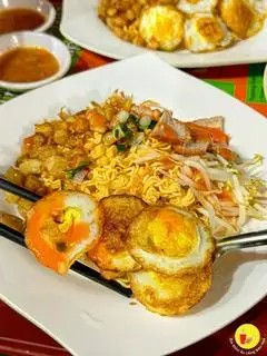 Hình ảnh Mì trộn trứng cút chiên - Cá viên