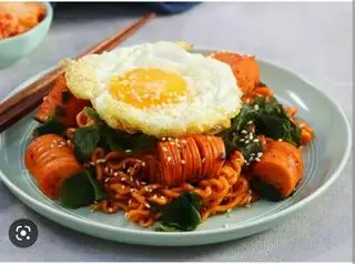 mì trộn trứng ốp la+ xúc xích( 1 trứng, 1 cây xx đức) - 35.000 ₫ tại Mì trộn và ăn vặt Hàn Quốc - Năm Bụi Quán