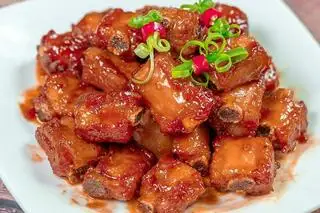 Hình ảnh cơm sườn kho tiêu
