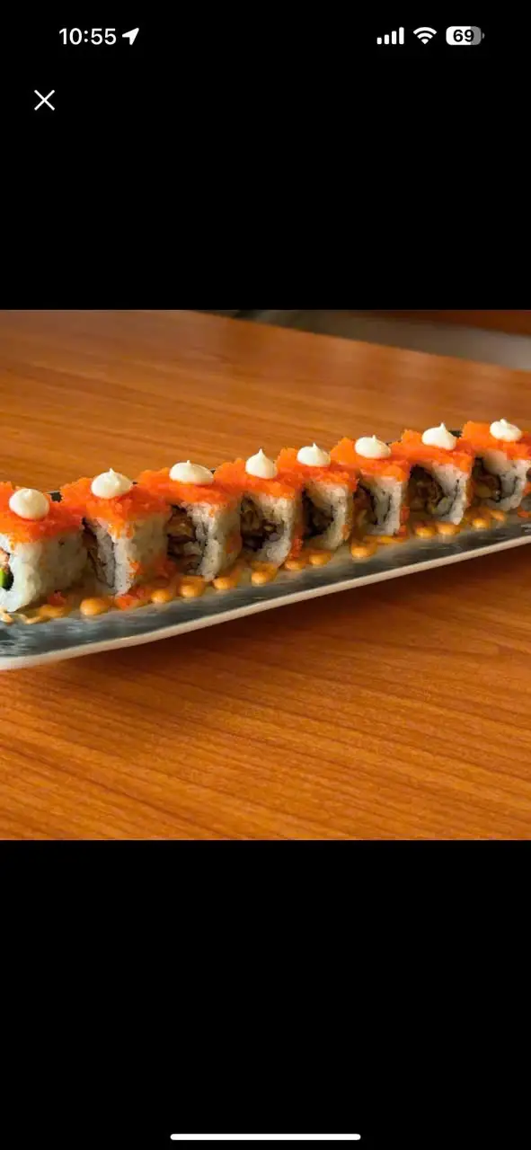 Sushi cá ngừ sốt cay phủ trứng tôm Roll - tuna spicy - 149.000 ₫ tại Sushi Tokyo Deli - Sashimi & Salad - Vạn Kiếp