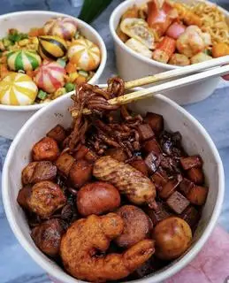 Hình ảnh Mì trộn tương đen xúc xích - cá viên chiên