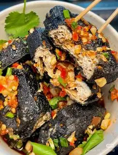 碳烤臭豆腐（3串）- Đậu hũ thúi nướng than - Charcoal Grilled Tofu - 68.000 ₫ tại Ếch Wow - Cá Nướng & Ếch Nướng - Nguyễn Hữu Cảnh