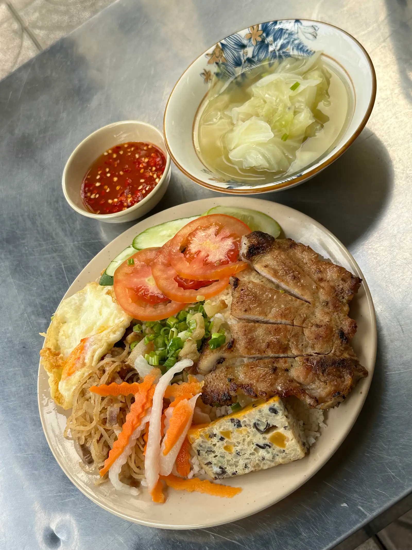 Hình ảnh Cơm sườn bì chả trứng ốp la 