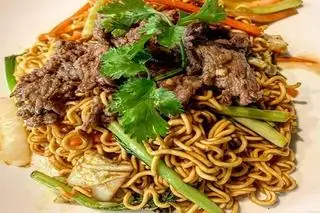Mì xào bò - 55.000 ₫ tại Nui & Chân Gà Chị Bốn - Hồ Thị Kỷ