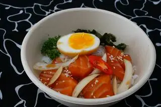 Cơm cá hồi ngâm tương - 135.000 ₫ tại NIWA SUSHI - Cộng Hoà